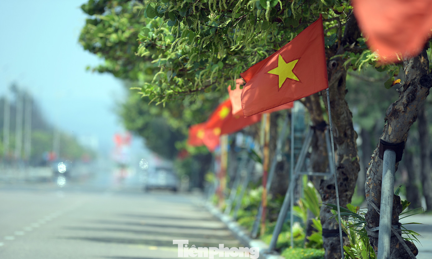 Đường cờ đã được hoàn thành, các vận động viên tham dự giải sẽ chạy dưới hàng nghìn lá cờ Tổ quốc đang phấp phới tung bay.