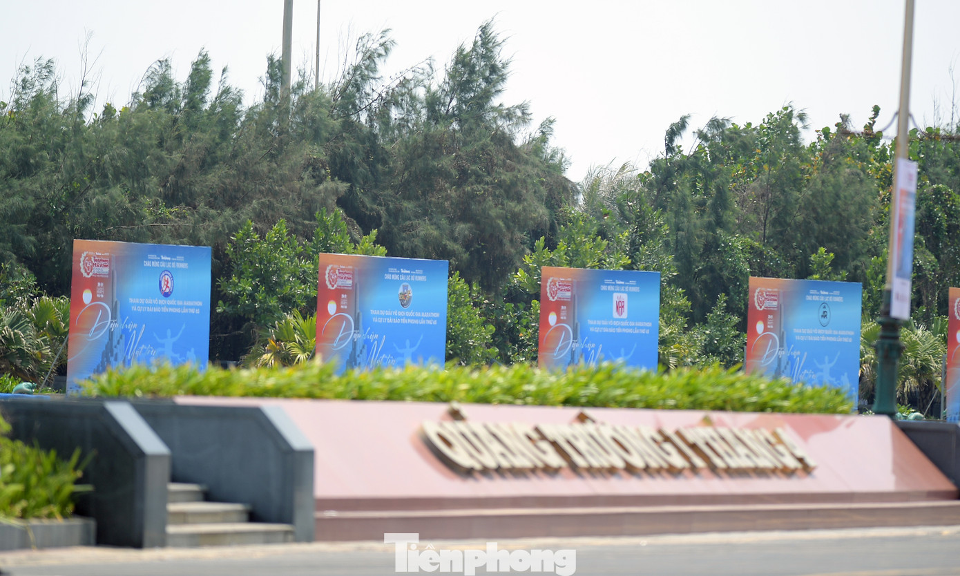 Ngay từ bây giờ, trên đường phố, các địa điểm công cộng như công viên, quảng trường 1 tháng 4..., du khách và người dân Phú Yên dễ dàng hoà mình vào khung cảnh rực rỡ sắc màu và trong xanh.