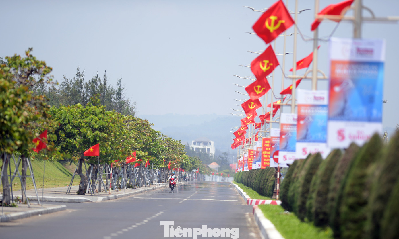 Đường cờ đã được hoàn thành, các vận động viên tham dự giải sẽ chạy dưới hàng nghìn lá cờ Tổ quốc đang phấp phới tung bay.