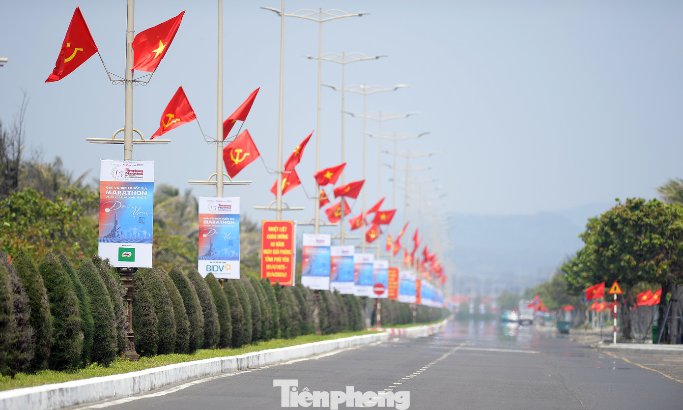 Đường cờ đã được hoàn thành, các vận động viên tham dự giải sẽ chạy dưới hàng nghìn lá cờ Tổ quốc đang phấp phới tung bay.