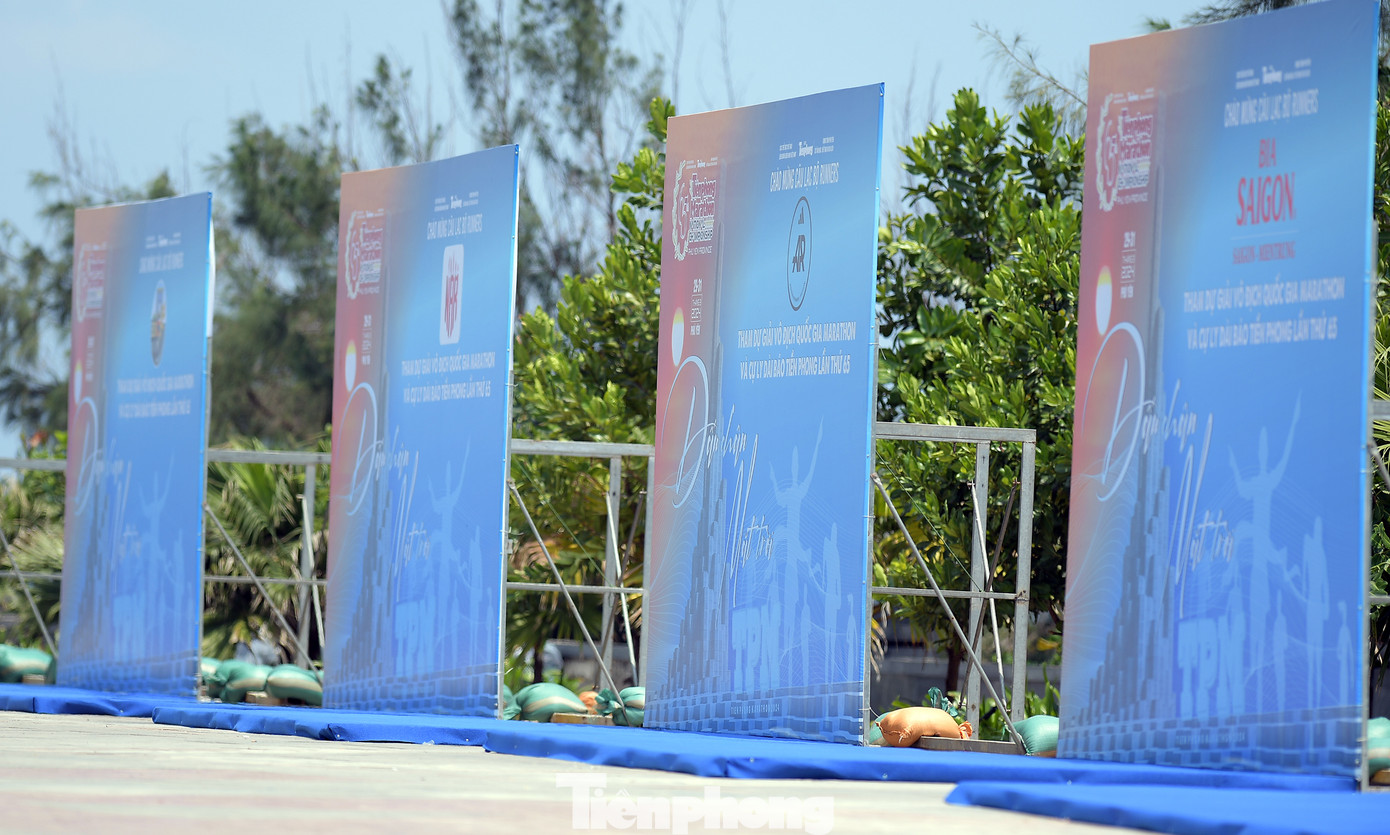 Tại những địa điểm chính diễn ra Tiền Phong Marathon năm 2024, việc thi công lắp đặt các hạng mục phục vụ giải đấu, cũng như hoạt động đồng hành được tiến hành khẩn trương.