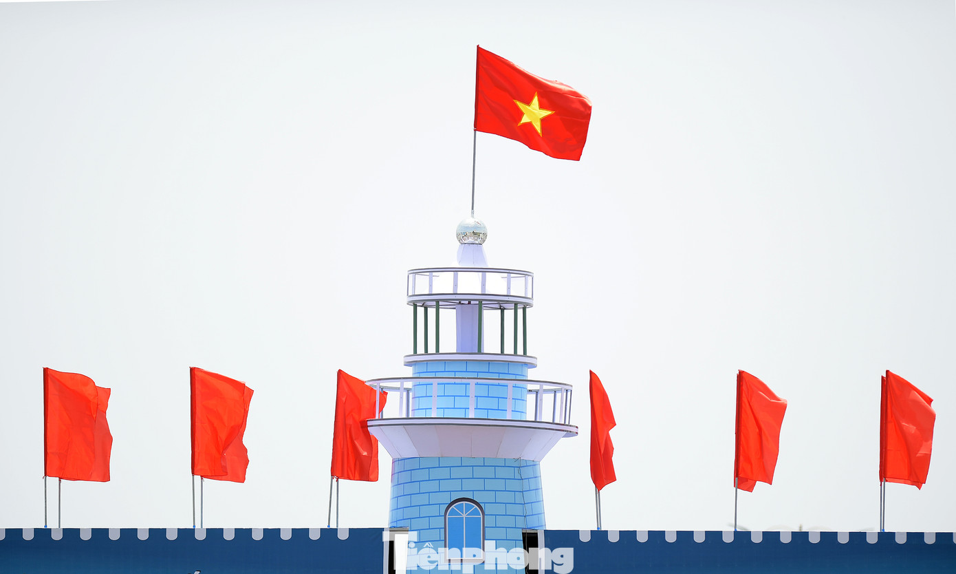 Tại những địa điểm chính diễn ra Tiền Phong Marathon năm 2024, việc thi công lắp đặt các hạng mục phục vụ giải đấu, cũng như hoạt động đồng hành được tiến hành khẩn trương.