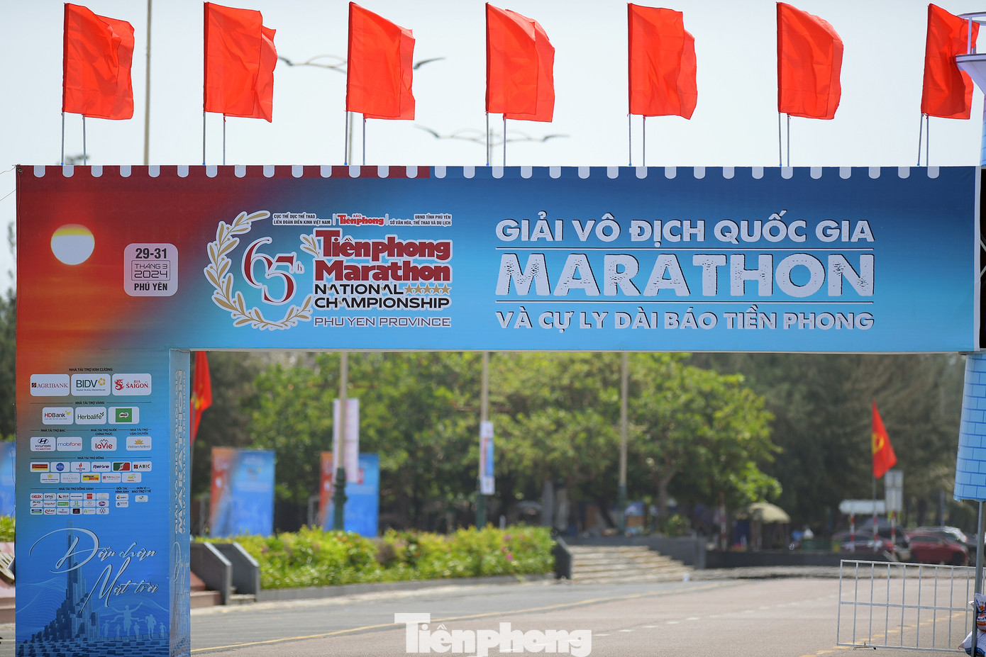 Tại những địa điểm chính diễn ra Tiền Phong Marathon năm 2024, việc thi công lắp đặt các hạng mục phục vụ giải đấu, cũng như hoạt động đồng hành được tiến hành khẩn trương.