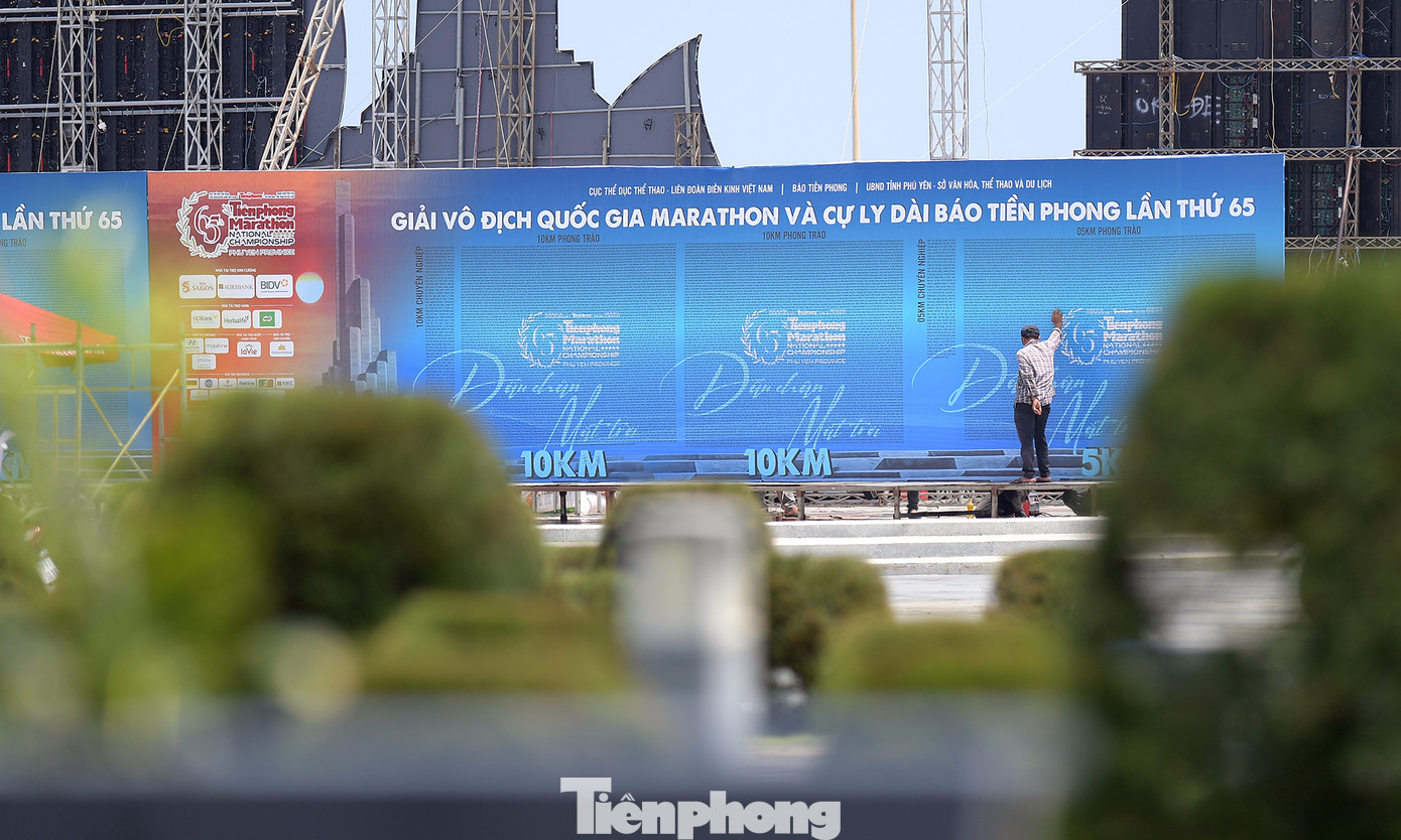 Tại những địa điểm chính diễn ra Tiền Phong Marathon năm 2024, việc thi công lắp đặt các hạng mục phục vụ giải đấu, cũng như hoạt động đồng hành được tiến hành khẩn trương.