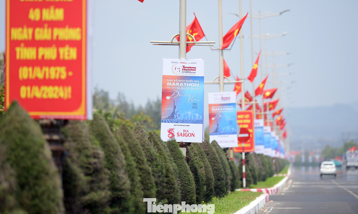 Đường cờ đã được hoàn thành, các vận động viên tham dự giải sẽ chạy dưới hàng nghìn lá cờ Tổ quốc đang phấp phới tung bay.