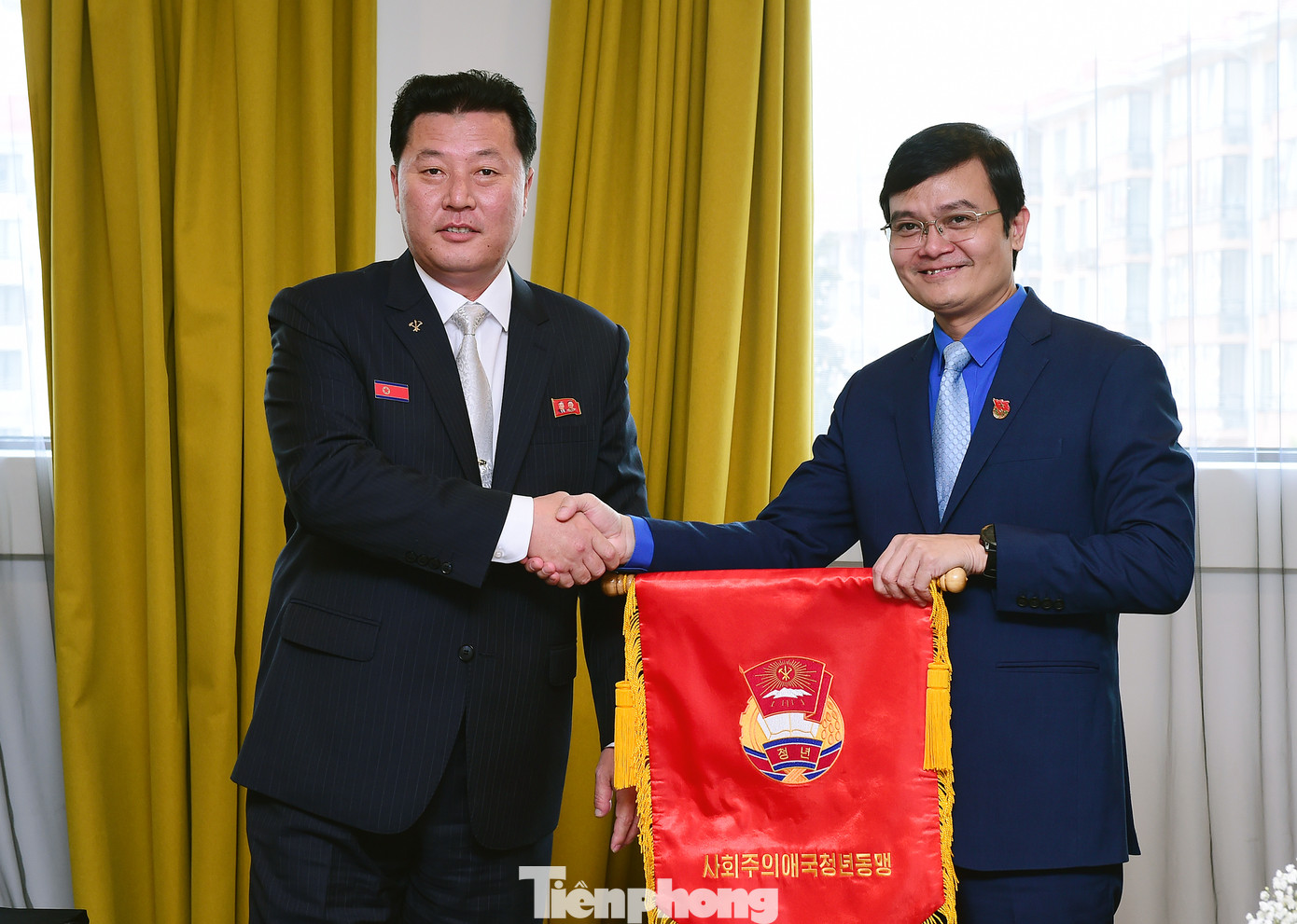 Anh Mun Chol tặng quà lưu niệm anh Bùi Quang Huy. Ảnh: Xuân Tùng Anh Mun Chol tặng quà lưu niệm anh Bùi Quang Huy. Ảnh: Xuân Tùng