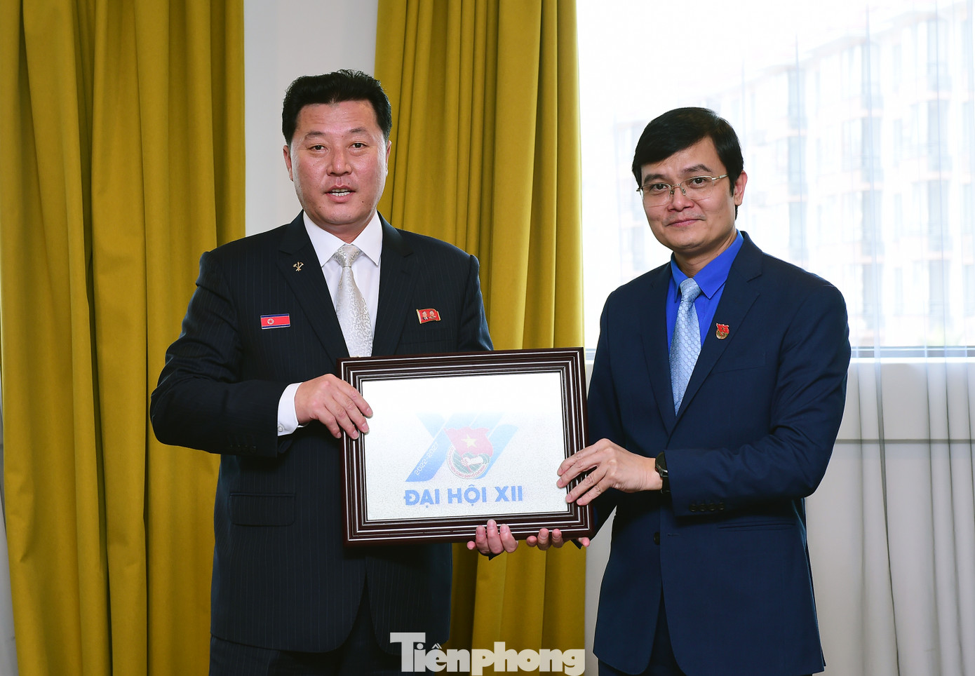 Anh Bùi Quang Huy tặng quà lưu niệm anh Mun Chol. Ảnh: Xuân Tùng Anh Bùi Quang Huy tặng quà lưu niệm anh Mun Chol. Ảnh: Xuân Tùng