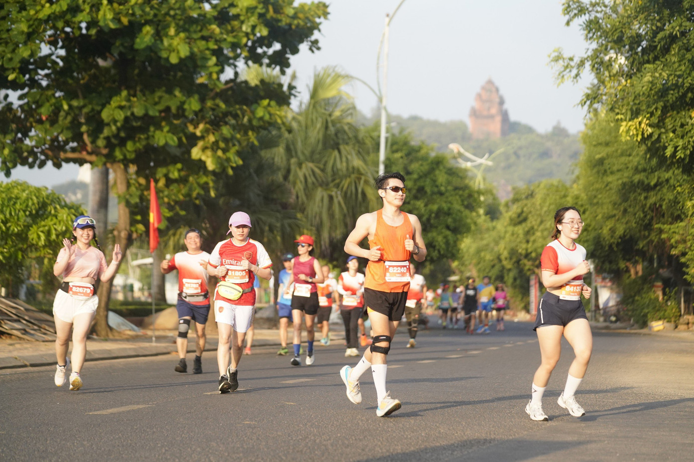 Tháp Nhạn - di tích quốc gia đặc biệt, mang đậm nét văn hoá - kiến trúc độc đáo từ thế kỷ XI của đồng bào Chăm ở Phú Yên, mang đến điểm nhấn khác biệt cho đường chạy ở Tuy Hoà, Phú Yên.