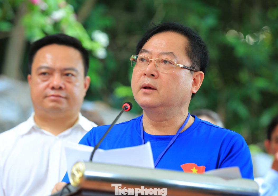 Nhà báo Lê Xuân Sơn - Tổng Biên tập báo Tiền Phong, phát biểu tại lễ tưởng niệm.