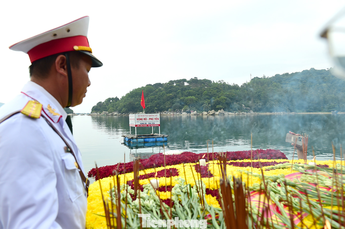 Các đại biểu thả vòng hoa tưởng niệm các liệt sĩ hy sinh bảo vệ bến Vũng Rô và tàu Không số.