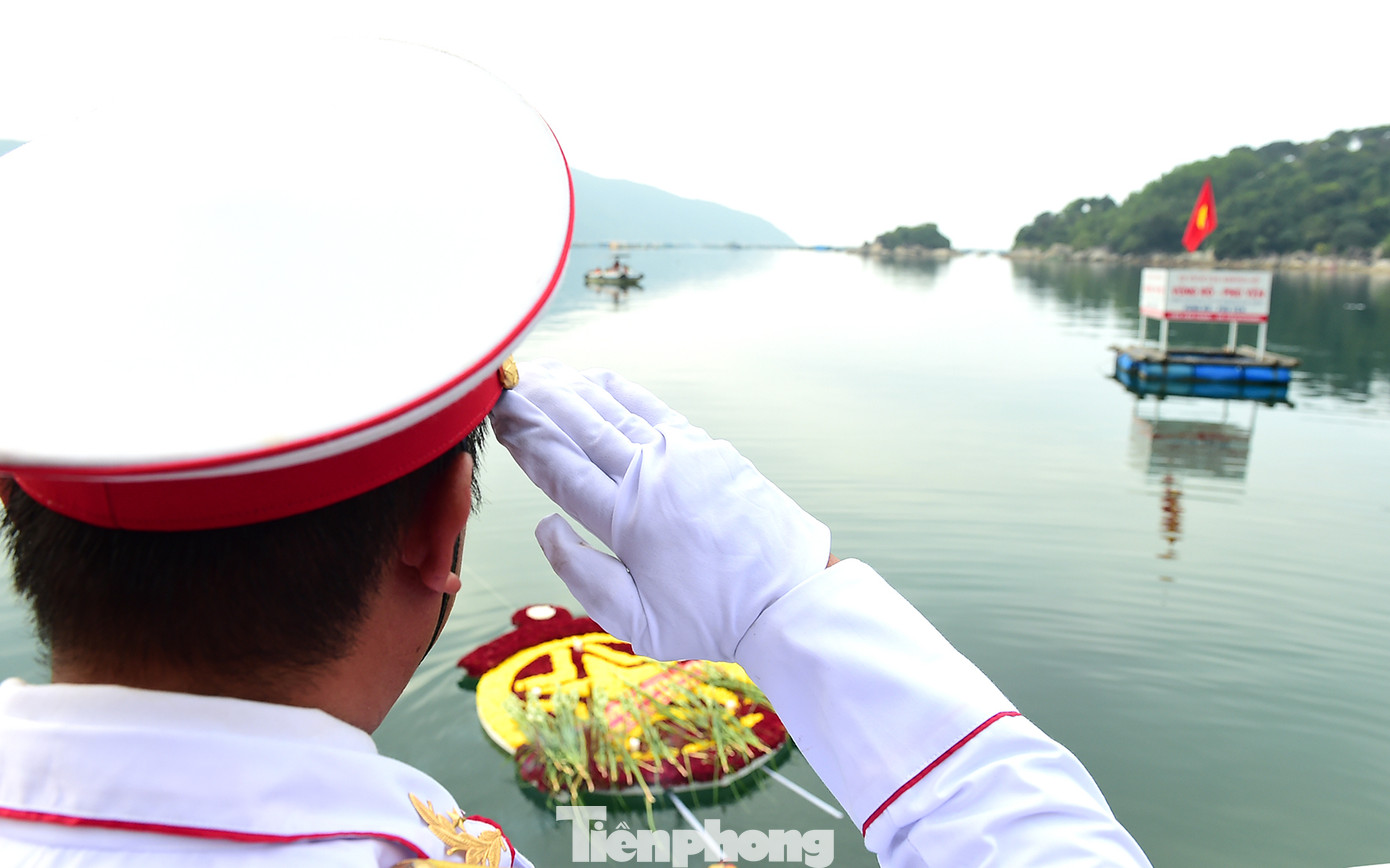 Các đại biểu thả vòng hoa tưởng niệm các liệt sĩ hy sinh bảo vệ bến Vũng Rô và tàu Không số.
