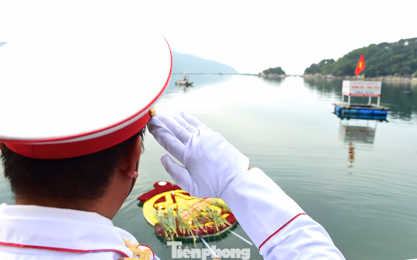 Các đại biểu thả vòng hoa tưởng niệm các liệt sĩ hy sinh bảo vệ bến Vũng Rô và tàu Không số.