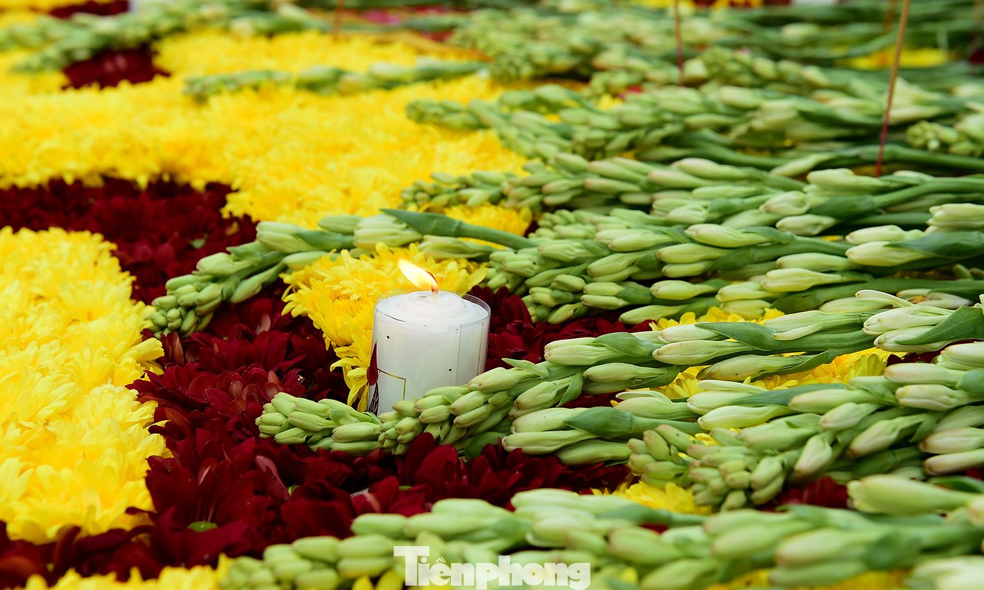 Các đại biểu thả vòng hoa tưởng niệm các liệt sĩ hy sinh bảo vệ bến Vũng Rô và tàu Không số.