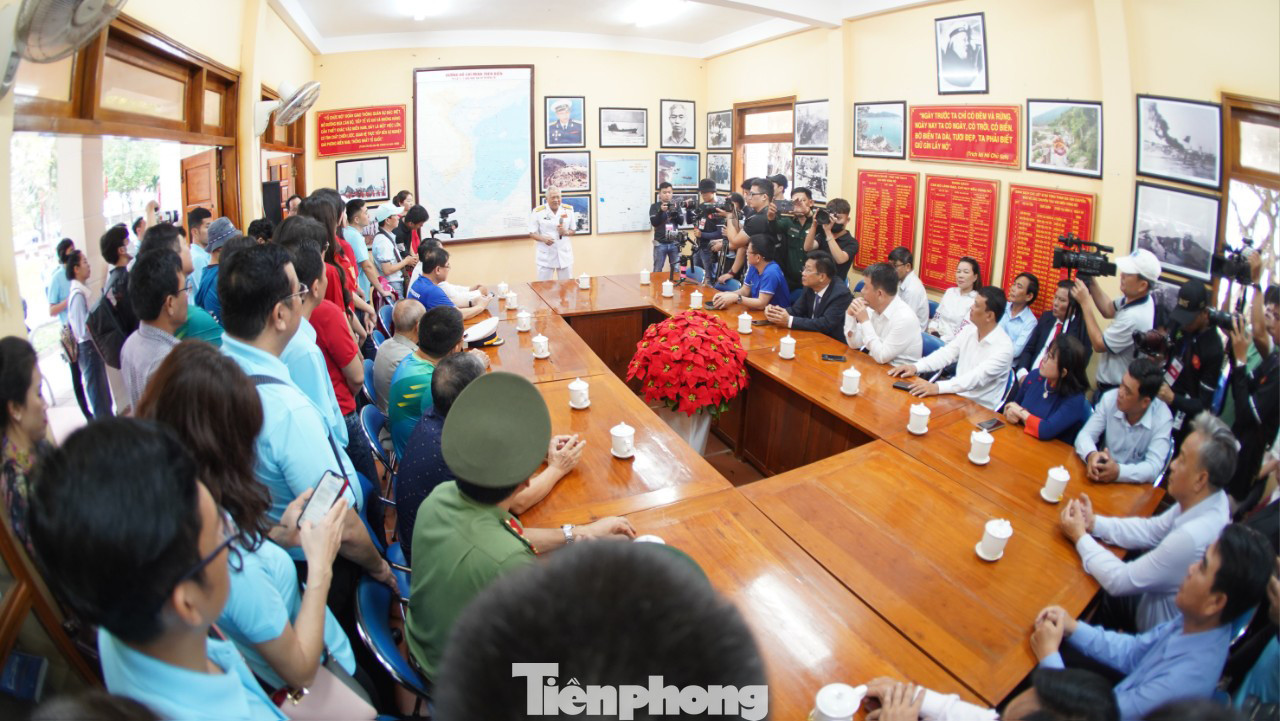 Các đại biểu tề tựu tại phòng truyền thống Di tích lịch sử quốc gia Vũng Rô.