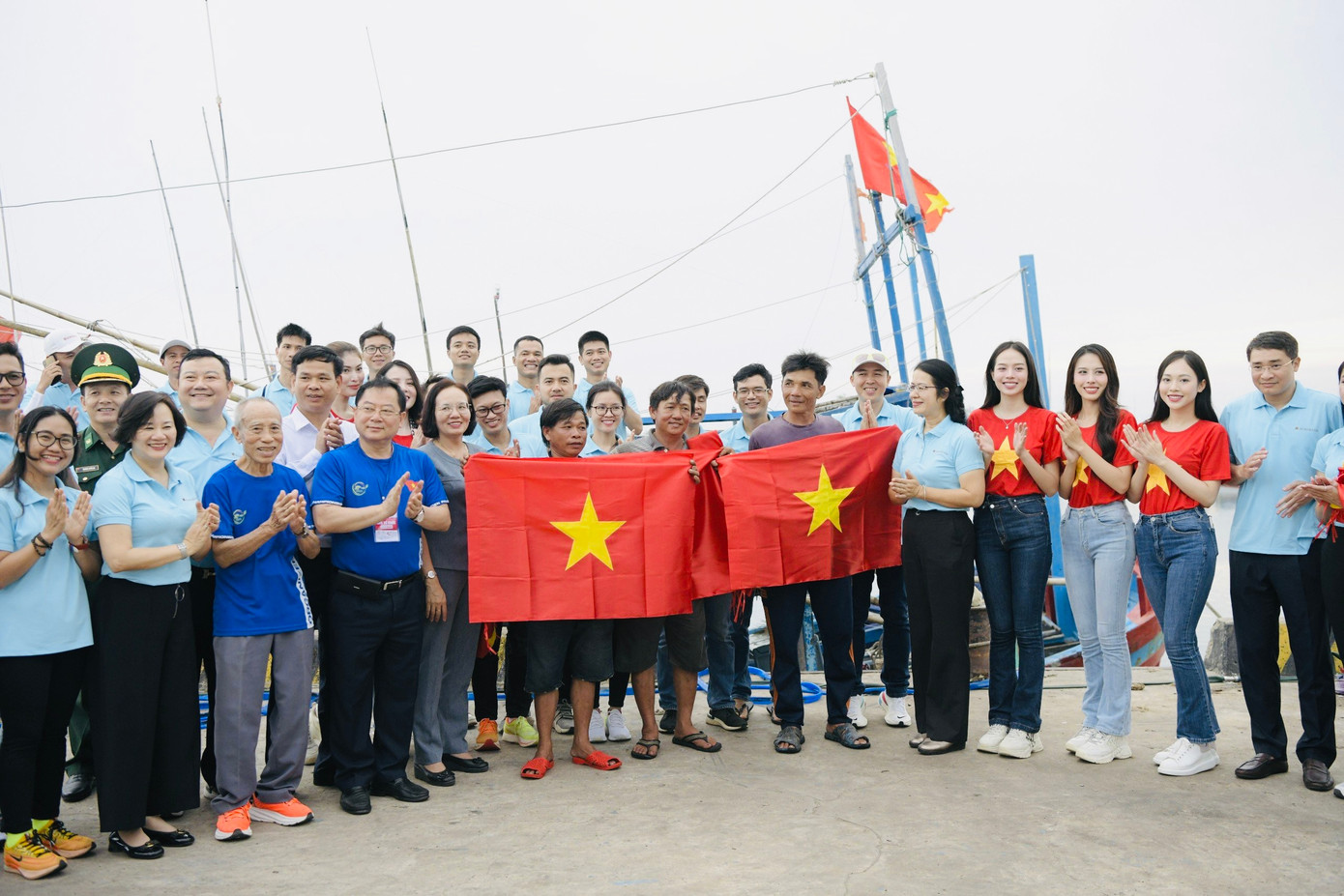 Theo Ban tổ chức, toàn bộ cờ Tổ quốc trên tuyến đường chạy và địa điểm tổ chức Tiền Phong Marathon 2024 sẽ được trao gửi đến ngư dân để tiếp tục xuất hiện trên những chuyến biển. Theo Ban tổ chức, toàn bộ cờ Tổ quốc trên tuyến đường chạy và địa điểm tổ chức Tiền Phong Marathon 2024 sẽ được trao gửi đến ngư dân để tiếp tục xuất hiện trên những chuyến biển.