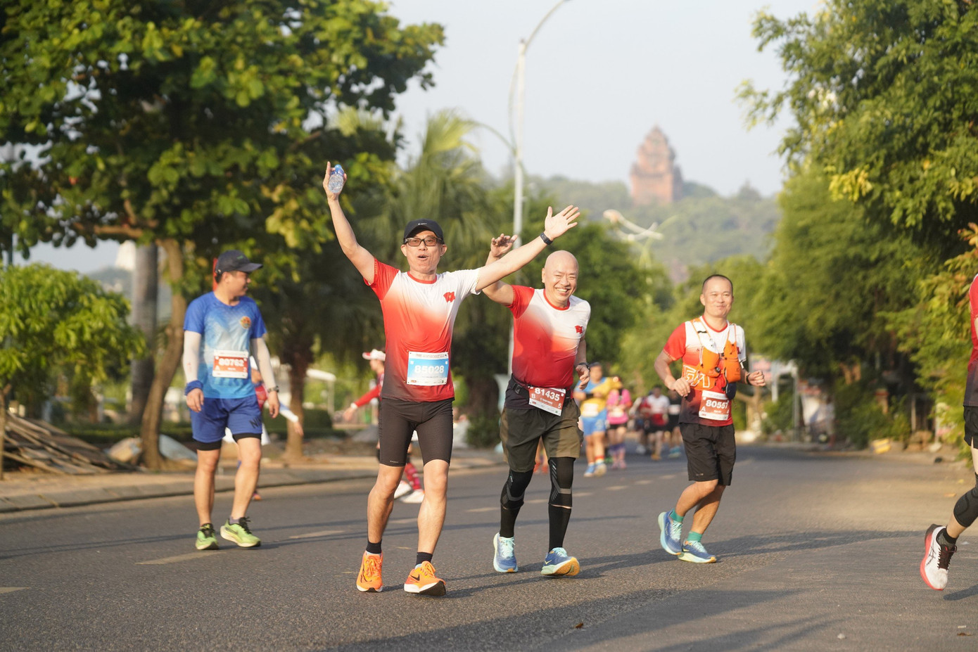 Tháp Nhạn - di tích quốc gia đặc biệt, mang đậm nét văn hoá - kiến trúc độc đáo từ thế kỷ XI của đồng bào Chăm ở Phú Yên, mang đến điểm nhấn khác biệt cho đường chạy ở Tuy Hoà, Phú Yên.