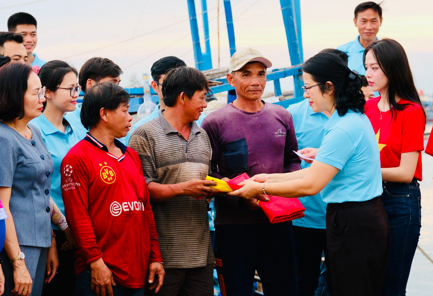 Ban Tổ chức mong muốn qua hoạt động này động viên ngư dân vững tâm “vươn khơi bám biển”. Ban Tổ chức mong muốn qua hoạt động này động viên ngư dân vững tâm “vươn khơi bám biển”.