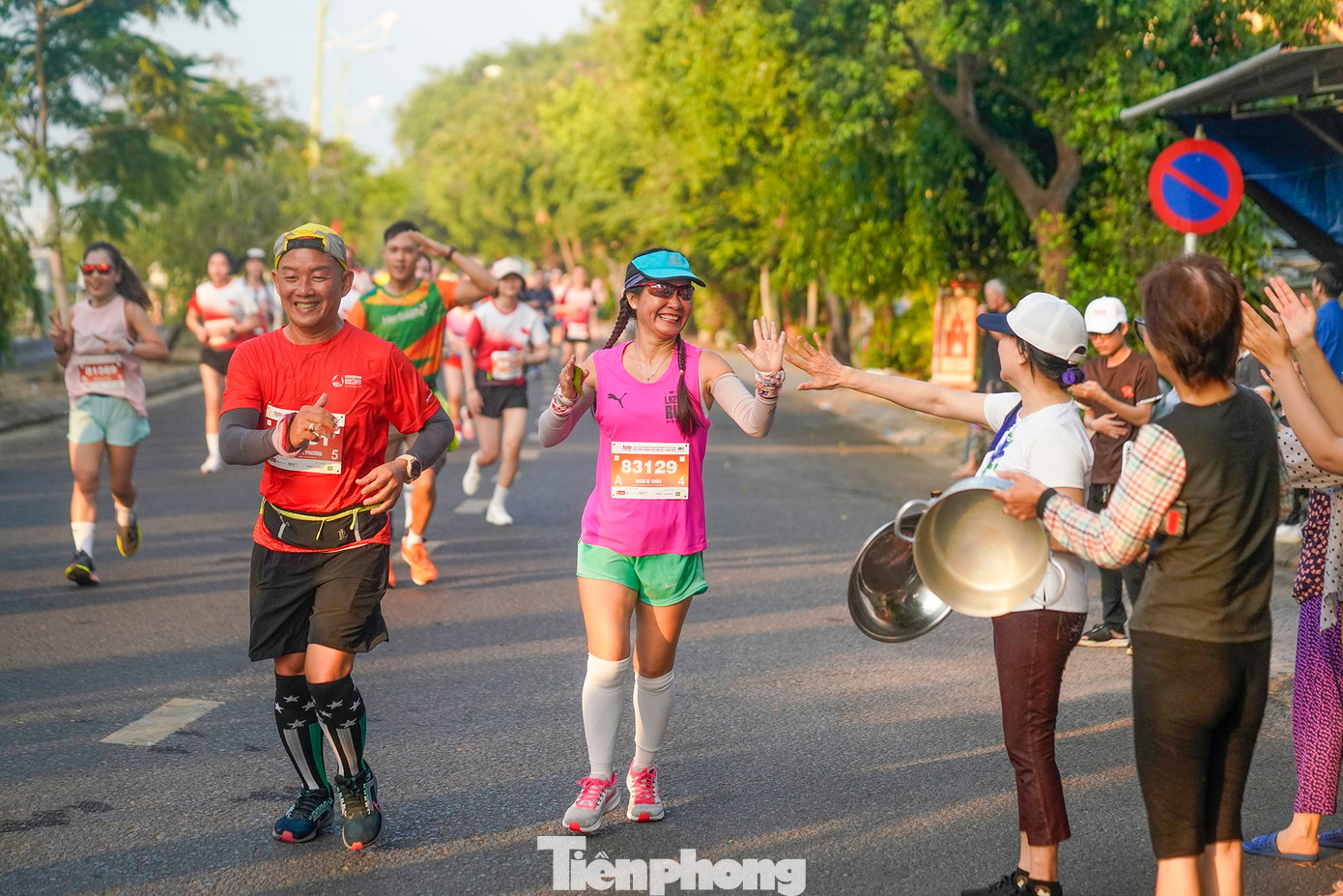 Người dân Phú Yên đã có mặt trên nhiều điểm của cung đường đua để theo dõi, cổ vũ cho các vận động viên.