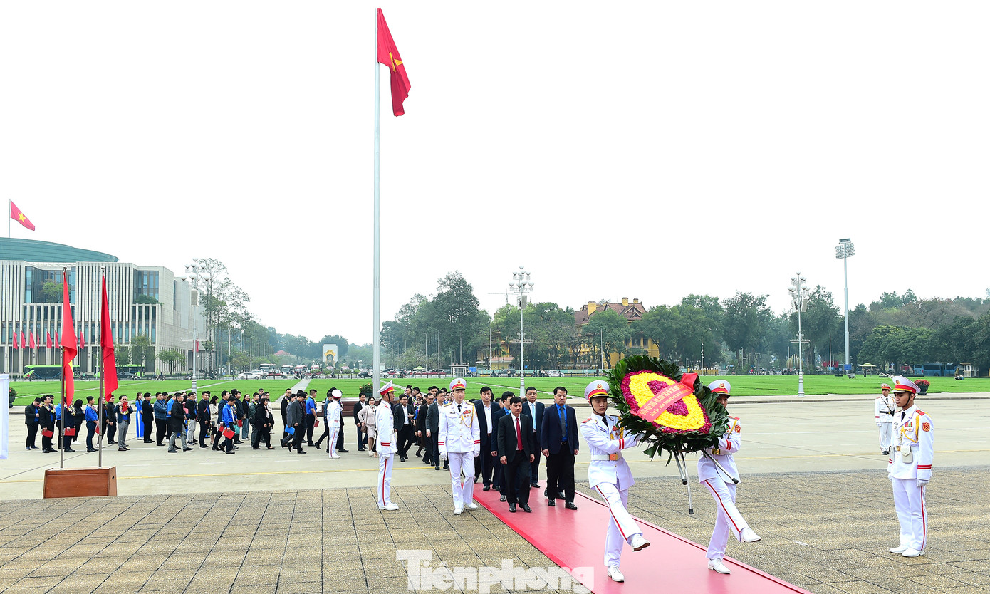 Các đại biểu vào Lăng viếng Chủ tịch Hồ Chí Minh. Ảnh: Xuân Tùng