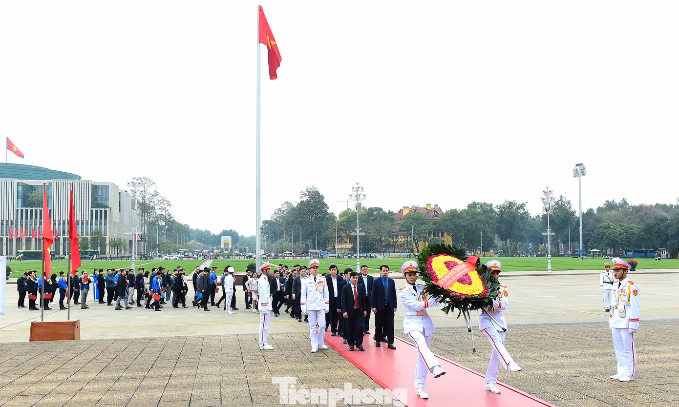Các đại biểu vào Lăng viếng Chủ tịch Hồ Chí Minh. Ảnh: Xuân Tùng Các đại biểu vào Lăng viếng Chủ tịch Hồ Chí Minh. Ảnh: Xuân Tùng