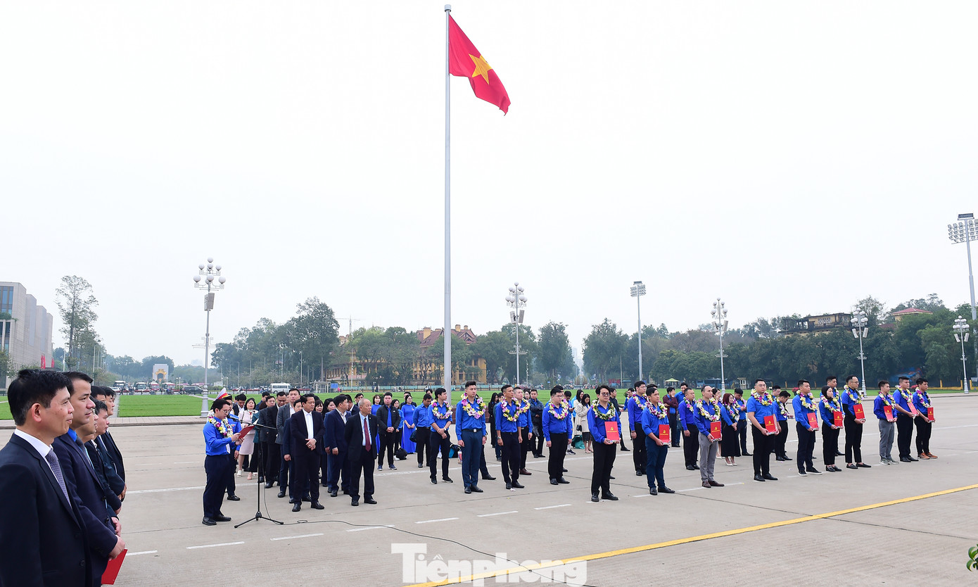 Lễ kết nạp đảng viên và tuyên dương đảng viên trẻ tiêu biểu ngành Giao thông vận tải ngày 20/3. Ảnh: Xuân Tùng