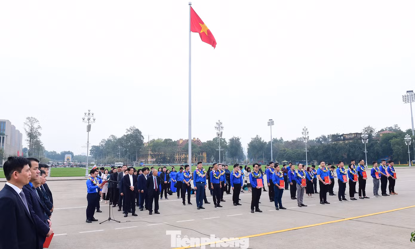 Lễ kết nạp đảng viên và tuyên dương đảng viên trẻ tiêu biểu ngành Giao thông vận tải ngày 20/3. Ảnh: Xuân Tùng Lễ kết nạp đảng viên và tuyên dương đảng viên trẻ tiêu biểu ngành Giao thông vận tải ngày 20/3. Ảnh: Xuân Tùng
