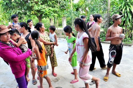 Người dân lo ngại chạy ra khỏi nhà. Ảnh: Dân Trí