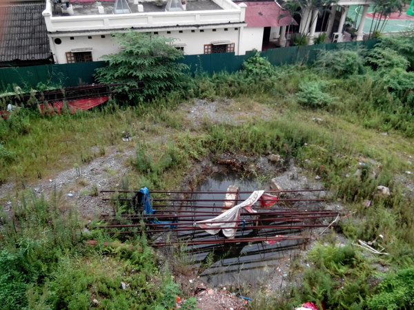 Tháp Doanh nhân không phép nhìn từ trên cao