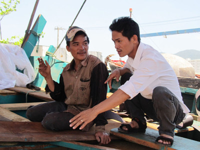 Lê Văn Sang trao đổi với thuyền viên, Ảnh: Nam Cường