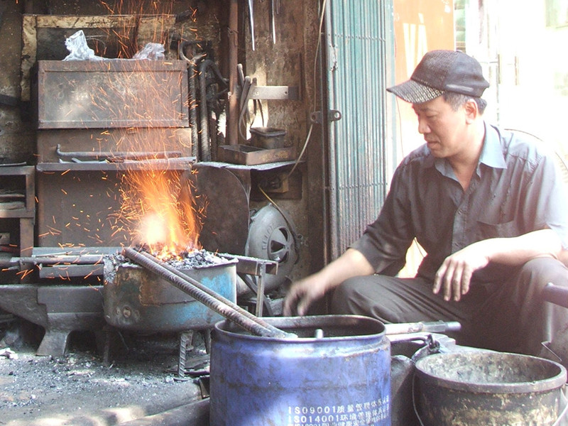Ông Nguyễn Phương Hùng bên bễ lò rèn đỏ lửa