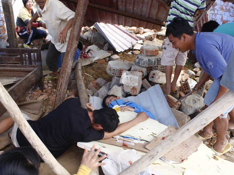 Nhà cửa đổ nát, người bị đè chết vì động đất. Nhà cửa đổ nát, người bị đè chết vì động đất