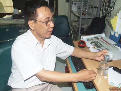 TS Lê Quang Huy với gói bột siêu nặng từ một tiệm vàng ở tỉnh Lào Cai gửi về . TS Lê Quang Huy với gói bột siêu nặng từ một tiệm vàng ở tỉnh Lào Cai gửi về