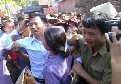 Ông Nguyễn Thanh Chấn - áo trắng, được minh oan trở về quê hương đoàn tụ gia đình tại Việt Yên - Bắc Giang ngày 04/11