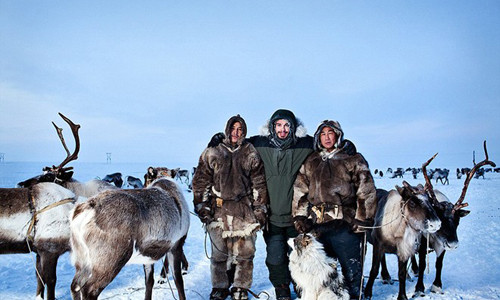 Những người dân du mục cùng tạo dáng để chụp ảnh. Leahovcenco đến và mang theo quần áo ấm, giày để tặng người dân tại nơi lạnh giá -45 độ. Theo lời của Leahovcenco, vùng Chukotka trải qua 8 tháng mùa đông trong một năm. Hơn một nửa mùa đông lạnh giá, họ không nhìn thấy mặt trời vì mặt trời không mọc. Ảnh: Sash Leahovcenco