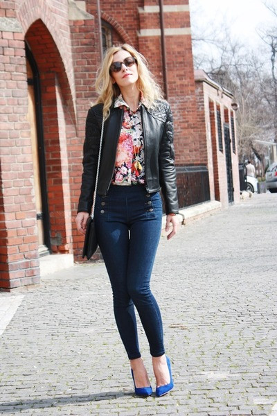 Áo sơ mi kẻ đang là xu hướng được nhiều bạn gái yêu thích. Set đồ jean kết hợp với sơ mi kẻ là lựa chọn hoàn hảo cho những cô nàng năng động. Mix quần jeans với áo sơ mi họa tiết vừa giúp bạn giữ được vẻ ngọt ngào, duyên dáng những cũng rất khỏe khoắn và năng động.