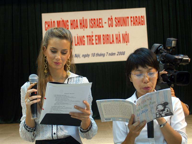 Hoa hậu Israel đọc truyện cho trẻ em làng Birla Hà Nội sáng ngày 18/7/2008. Ảnh: Minh Đức.