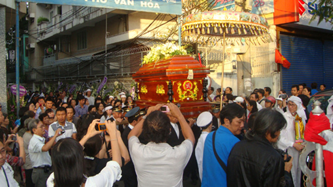 Đông đảo người hâm mộ tiễn nhạc sĩ lần cuối - Ảnh: Dũng Pro 