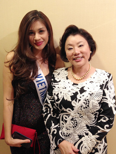 Tối 7/12, các thí sinh dự bữa tiệc thân mật tại nhà riêng của Chủ tịch Miss International