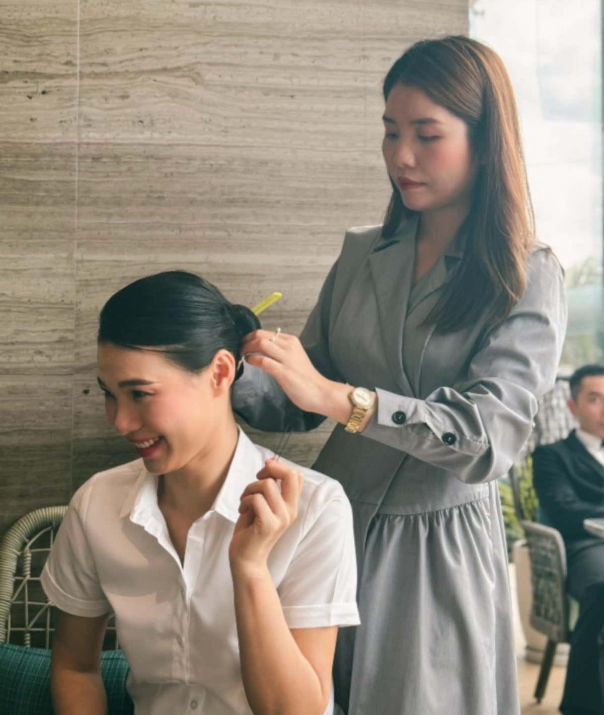 Các ứng viên phải học từ cách đi đứng, cách buộc tóc đúng quy chuẩn... để thi vào nghề tiếp viên hàng không.