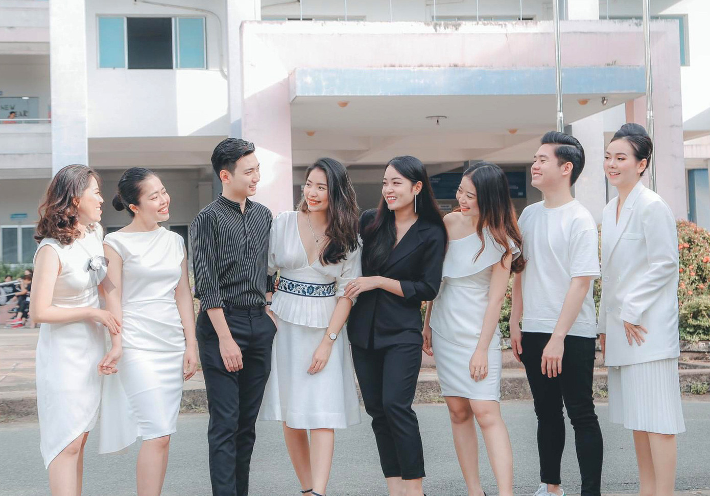 Nguyễn Thị Lan Anh (thứ 4 từ trái sang) đã đào tạo nhiều thế hệ học viên để thi tuyển vào các hãng hàng không trong và ngoài nước.