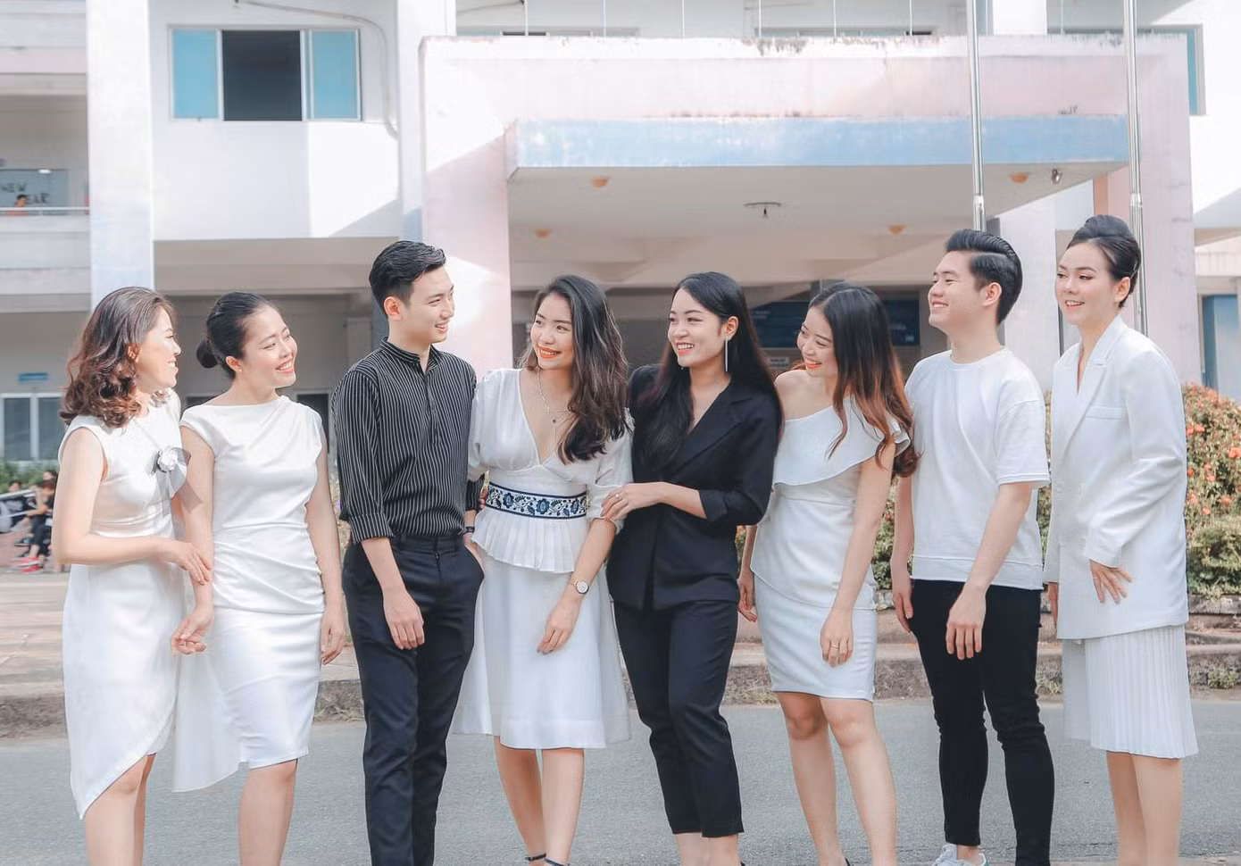 Nguyễn Thị Lan Anh (thứ 4 từ trái sang) đã đào tạo nhiều thế hệ học viên để thi tuyển vào các hãng hàng không trong và ngoài nước.