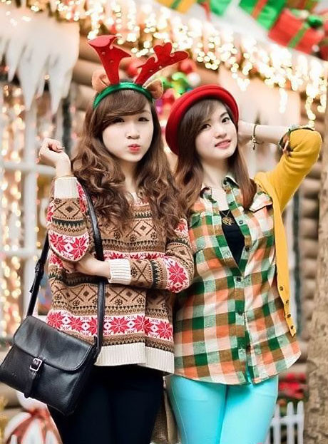 Các cô gái rủ nhau tạo dáng bên căn nhà Noel