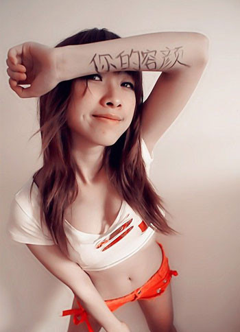 Cô gái viết thư tình lên cơ thể ảnh 6