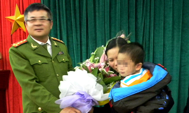 Mẹ cháu Thọ òa khóc khi gặp lại con mình