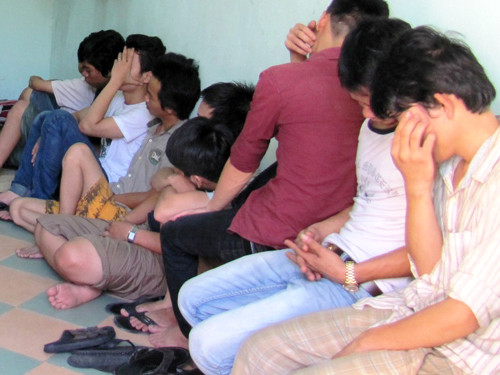 Các con bạc bị bắt giữ trong đó có nhiều học sinh, sinh viên