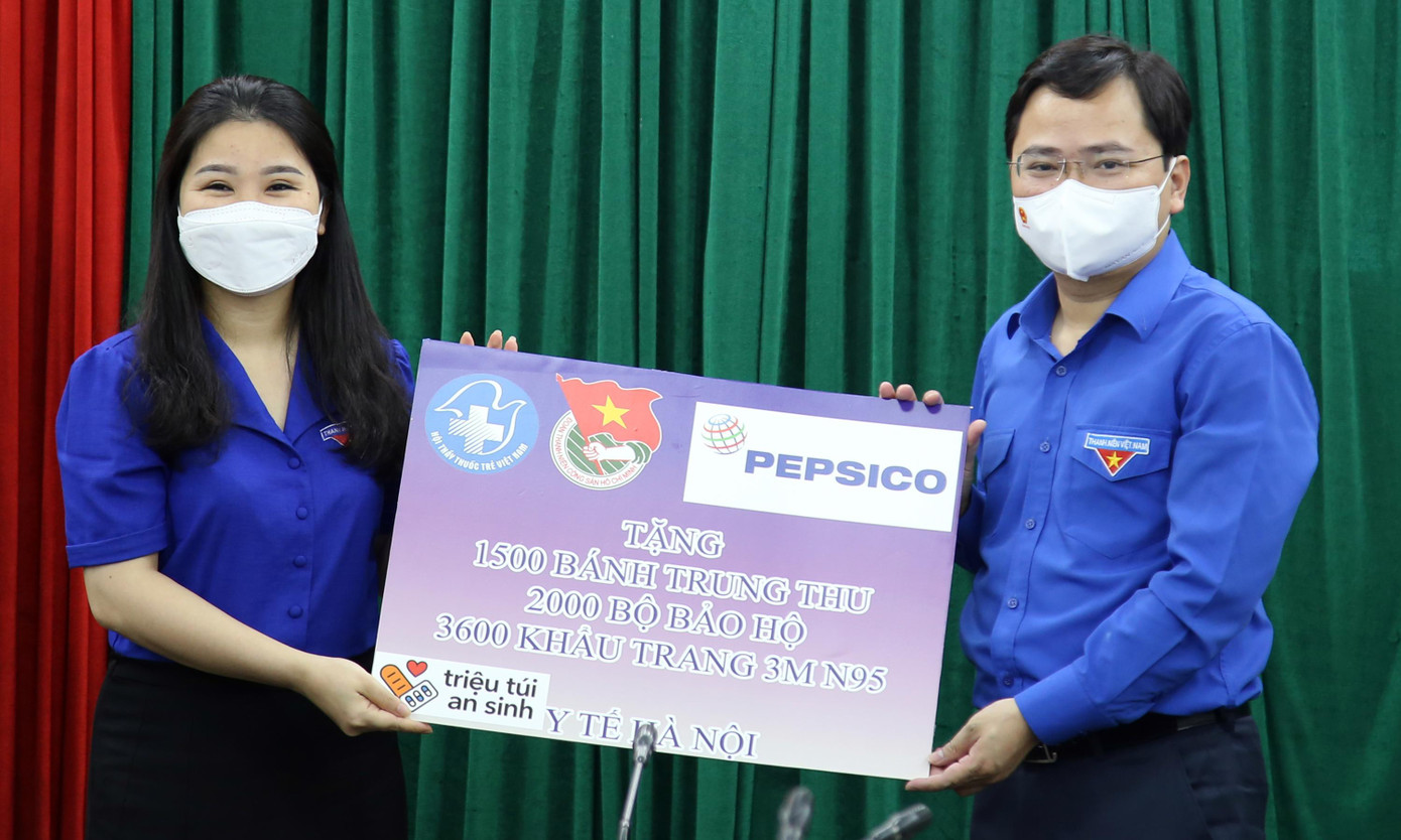 Anh Nguyễn Anh Tuấn - Bí thư thứ nhất T.Ư Đoàn trao biển tượng trưng về số quà bánh Trung thu, đồ bảo hộ, khẩu trang tới Thành Đoàn Hà Nội.