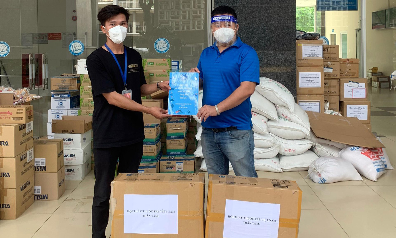 Nhiều phần quà ý nghĩa được gửi tới lực lượng y tế tuyến đầu chống dịch tại TPHCM