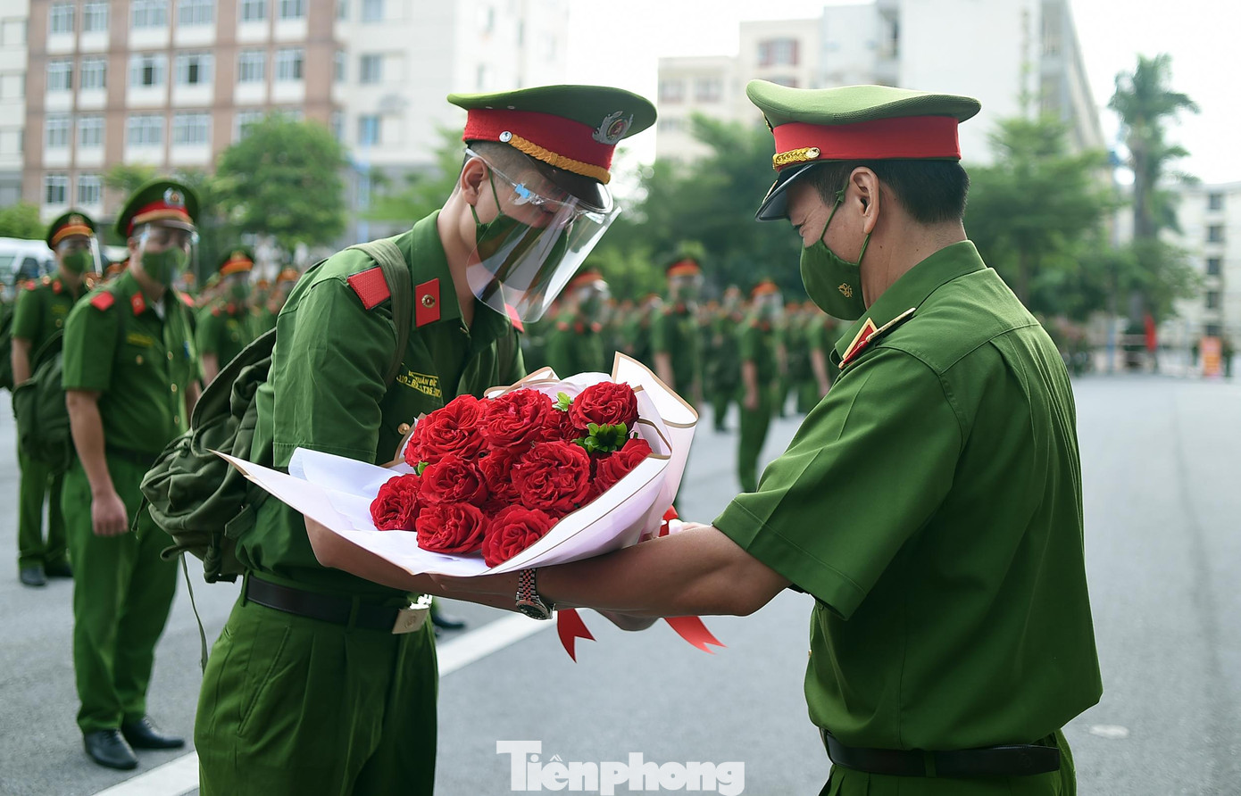 Cán bộ, học viên Học viện Cảnh sát nhân dân lên đường vào miền Nam với tinh thần “chống dịch như chống giặc”; cùng các lực lượng tuyến đầu tại Bình Dương, Long An thực hiện nghiêm chiến lược “Lấy phòng dịch làm ưu tiên, khóa chặt nguy cơ lây bệnh từ bên ngoài, khoanh vùng dập dịch triệt để ở bên trong” sớm đẩy lùi dịch bệnh". (Trong ảnh, Thiếu tướng Trần Minh Hưởng tặng hoa đoàn cán bộ, học viện chi viện miền Nam chống dịch).