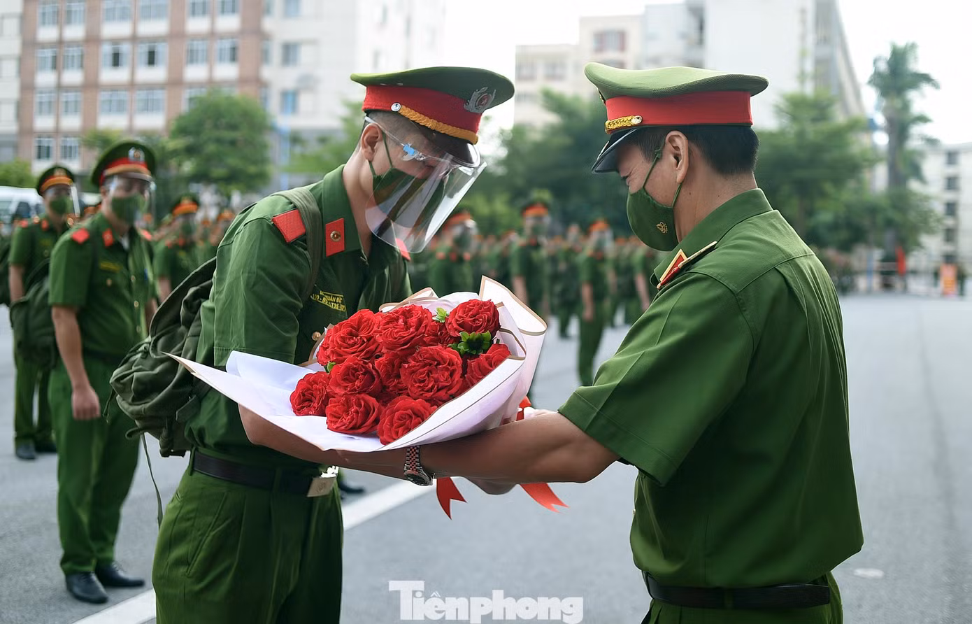 Cán bộ, học viên Học viện Cảnh sát nhân dân lên đường vào miền Nam với tinh thần “chống dịch như chống giặc”; cùng các lực lượng tuyến đầu tại Bình Dương, Long An thực hiện nghiêm chiến lược “Lấy phòng dịch làm ưu tiên, khóa chặt nguy cơ lây bệnh từ bên ngoài, khoanh vùng dập dịch triệt để ở bên trong” sớm đẩy lùi dịch bệnh". (Trong ảnh, Thiếu tướng Trần Minh Hưởng tặng hoa đoàn cán bộ, học viện chi viện miền Nam chống dịch).