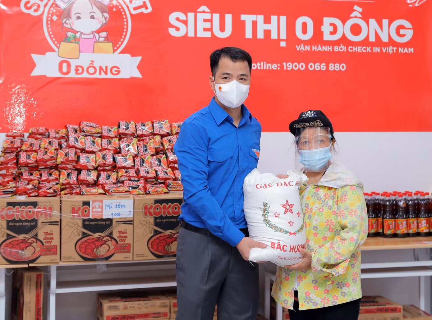 Anh Ngô Văn Cương trao gạo cho người dân tới siêu thị trong ngày khai trương